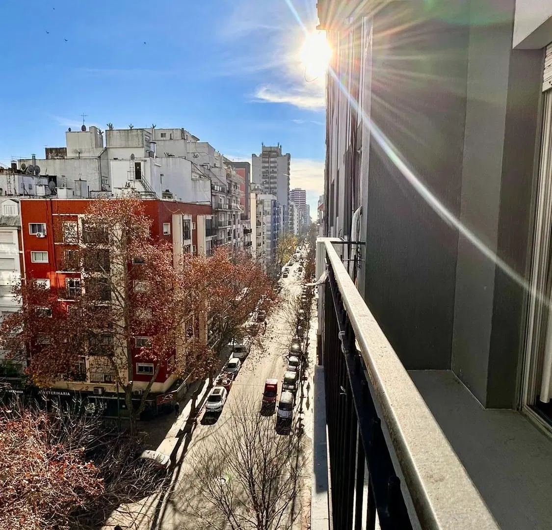 Departameto de ambientes externo con amplio balcón 1