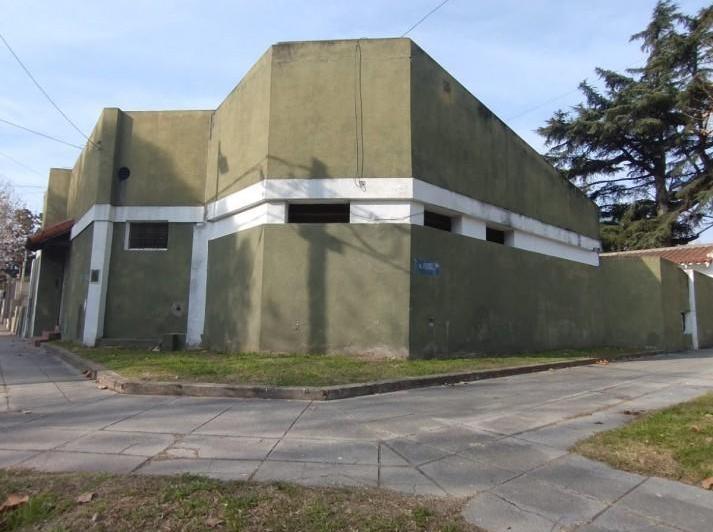 casa en venta en esquina con amplio parque y piscina temperley este