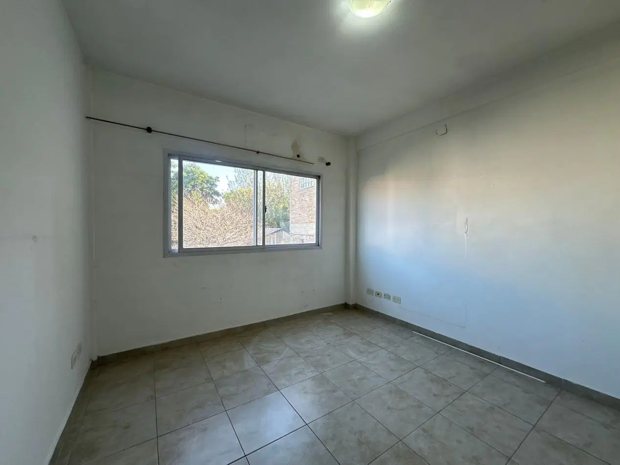 Departamento 2 ambientes amplios en alquiler · 1° piso · Cochera cubierta · Lanus 2