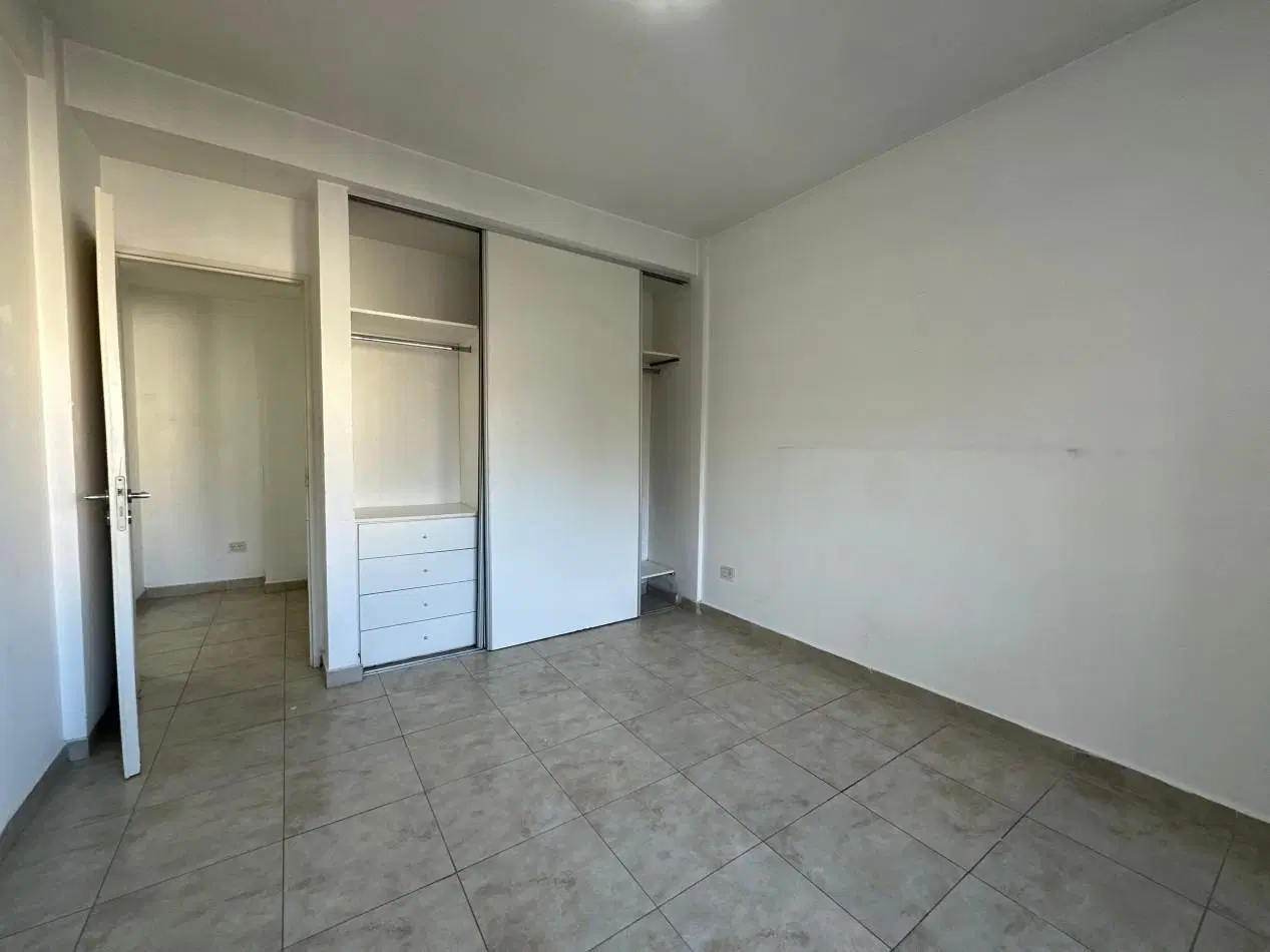 Departamento 2 ambientes amplios en alquiler · 1° piso · Cochera cubierta · Lanus 3