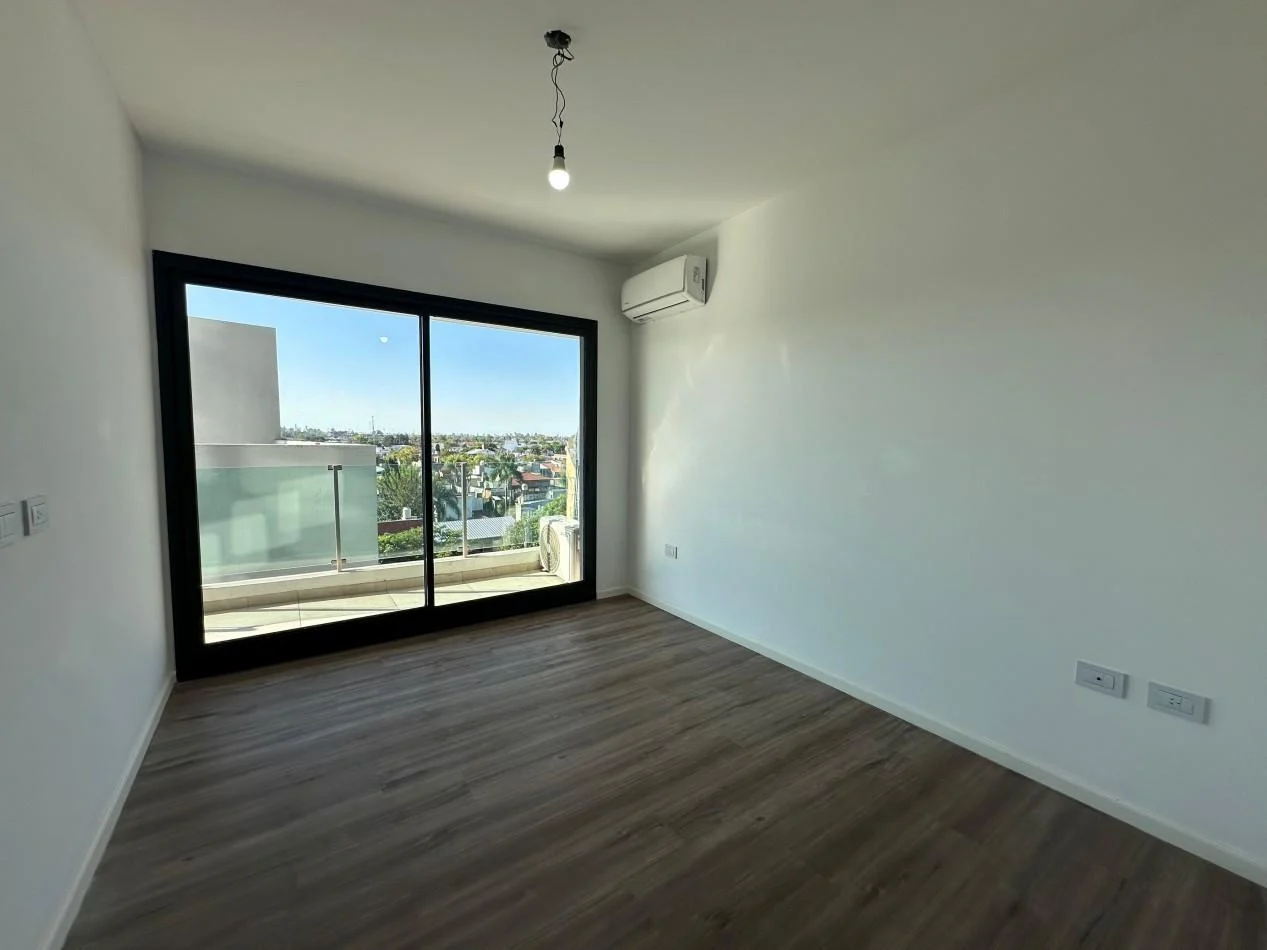 Foto de PERMUTO departamento de 2 ambientes. remedios de escalada, imagen 3
