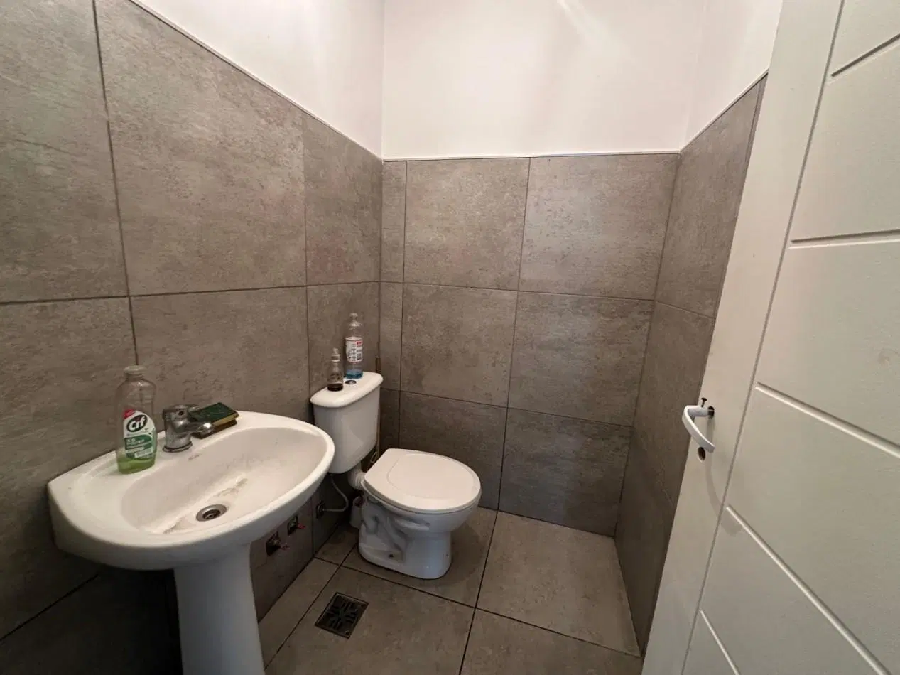LOCAL COMERCIAL EN ALQUILER | 29 DE SEPTIEMBRE 3840, REMEDIOS DE ESCALADA Superficie: aprox. 300 m² 2