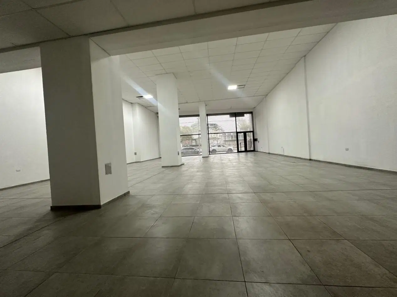 LOCAL COMERCIAL EN ALQUILER | 29 DE SEPTIEMBRE 3840, REMEDIOS DE ESCALADA Superficie: aprox. 300 m² 3