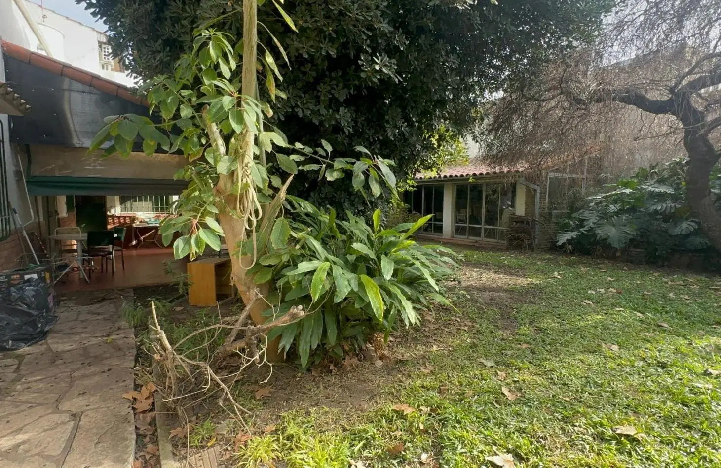CASA A RECICLAR O A DEMOLER - LOTE DE 541 M² EN ZONA RESIDENCIAL DE BANFIELD 3