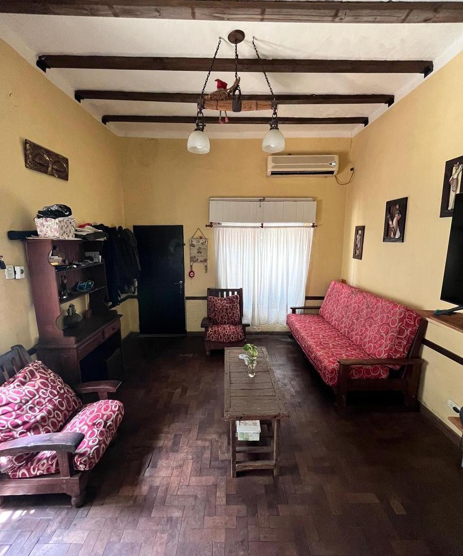 VENTA - Casa de 3 ambientes desarrollada en 2 plantas, con patio y pileta