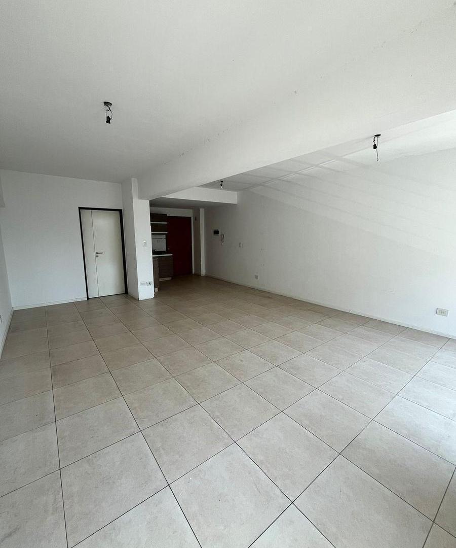 VENTA - Mono Ambiente en L - Flores
