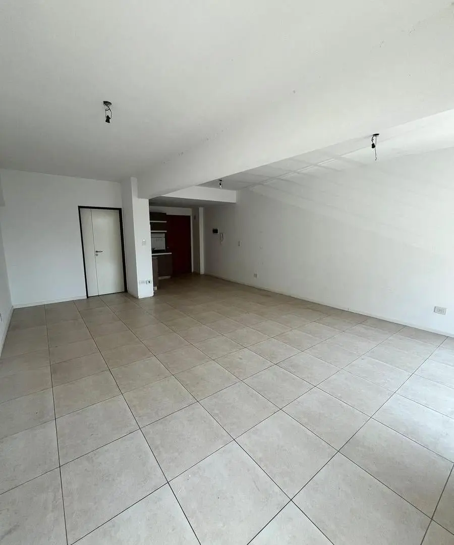 VENTA - Mono Ambiente en L - Flores 2