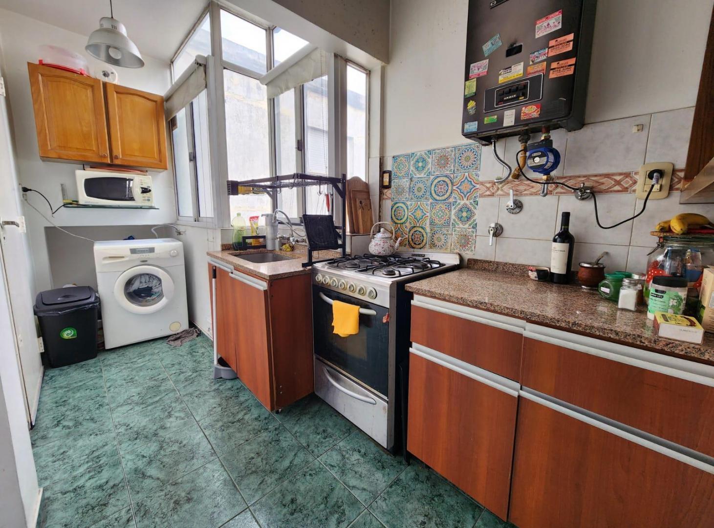 Foto de VENTA - Dos Ambientes luminoso C/balcon Terraza - Pompeya, imagen 2