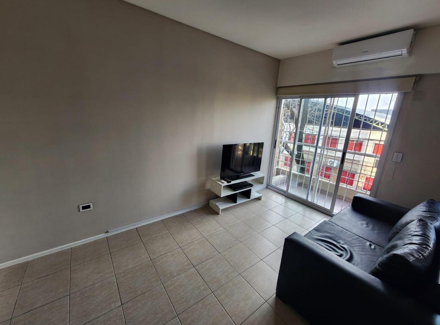 Foto de VENTA - Mono Ambiente divisible con balcon - Parque Chacabuco, imagen 2