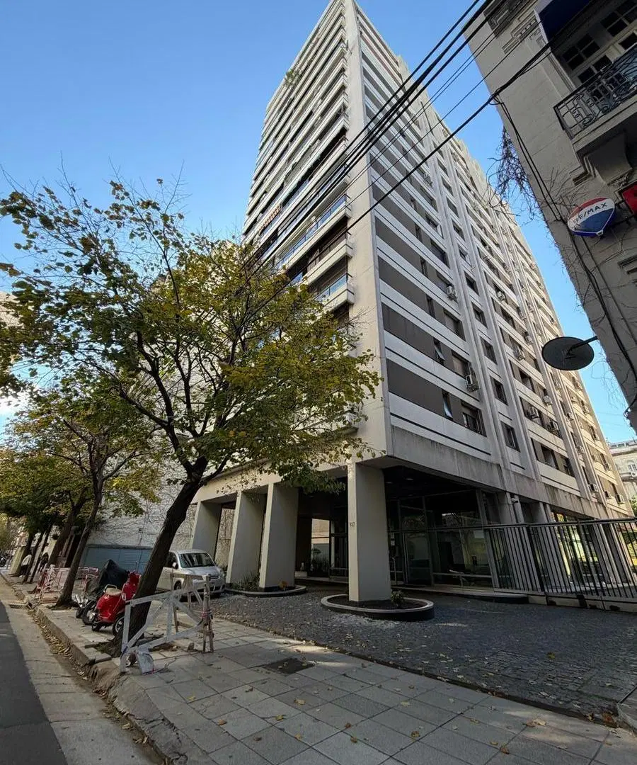 VENTA - Tres Ambientes con Balcon y Cochera - Recoleta 2