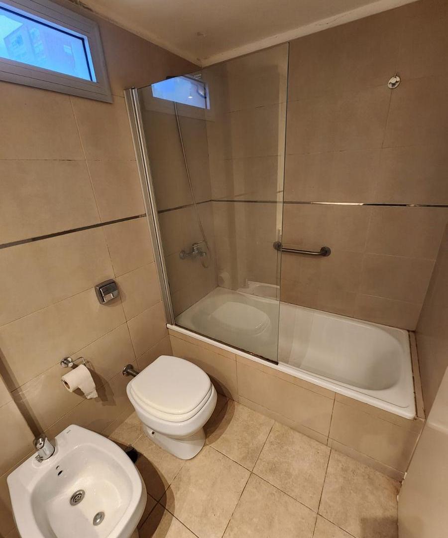Foto de VENTA - Dos Ambientes al contrafrente con balcon - Flores, imagen 2