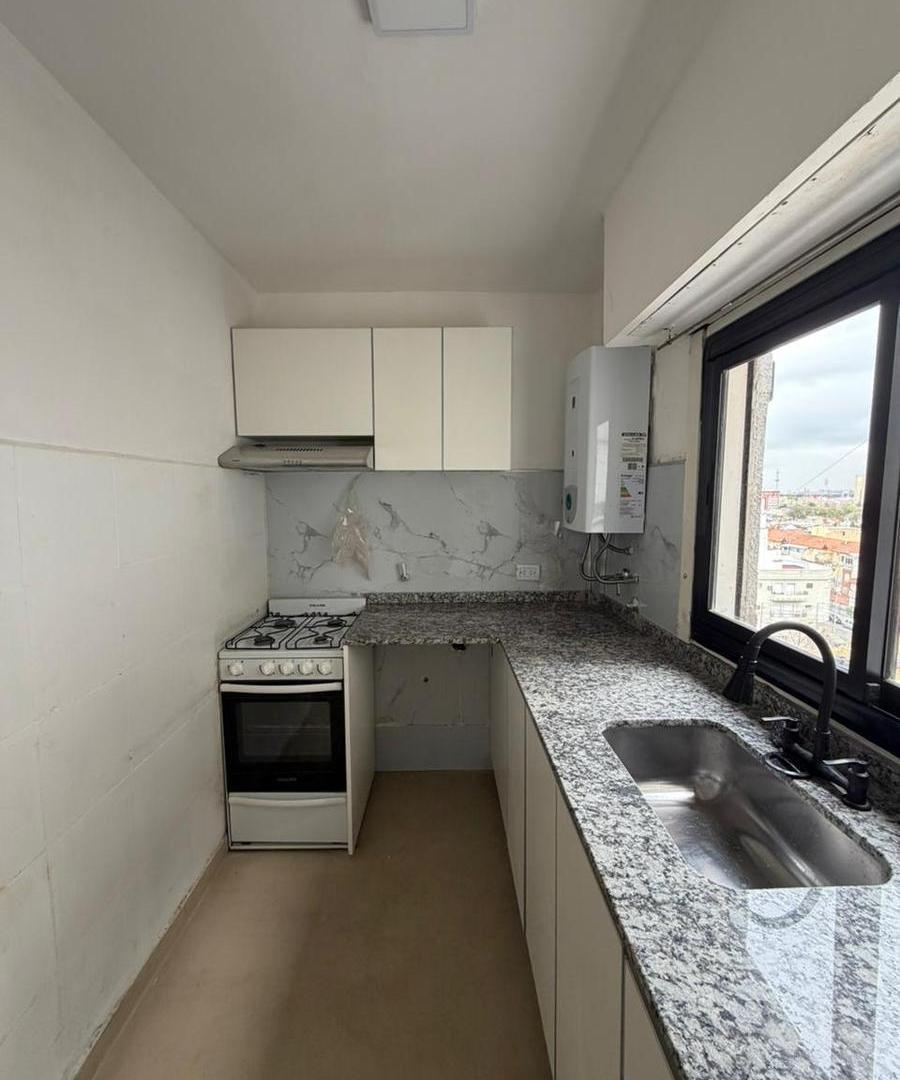 Foto de ALQUILER - Tres Ambientes con balcon al frente - Parque Chacabuco, imagen 3