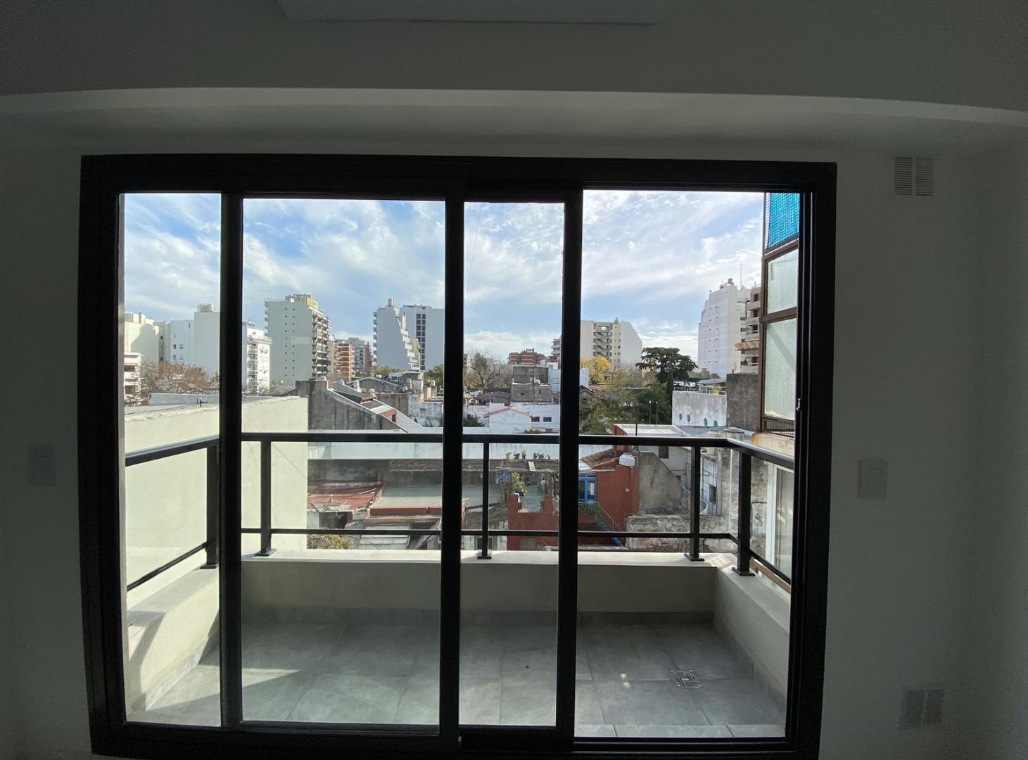Foto de VENTA- Monoambiente con balcón, muy luminoso y moderno - San Cristobal, imagen 2