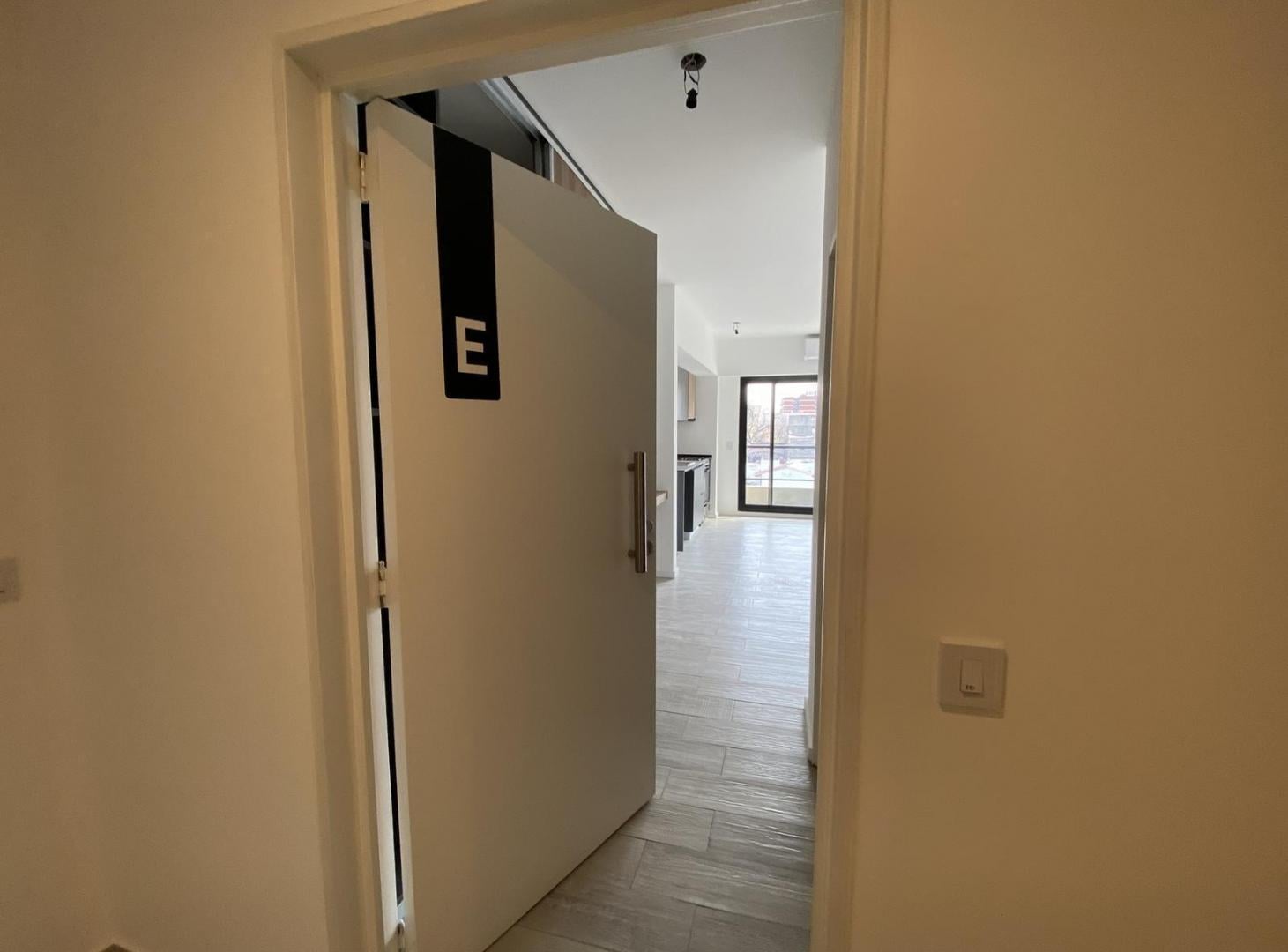 Foto de VENTA- Monoambiente con balcón, muy luminoso y moderno - San Cristobal, imagen 1