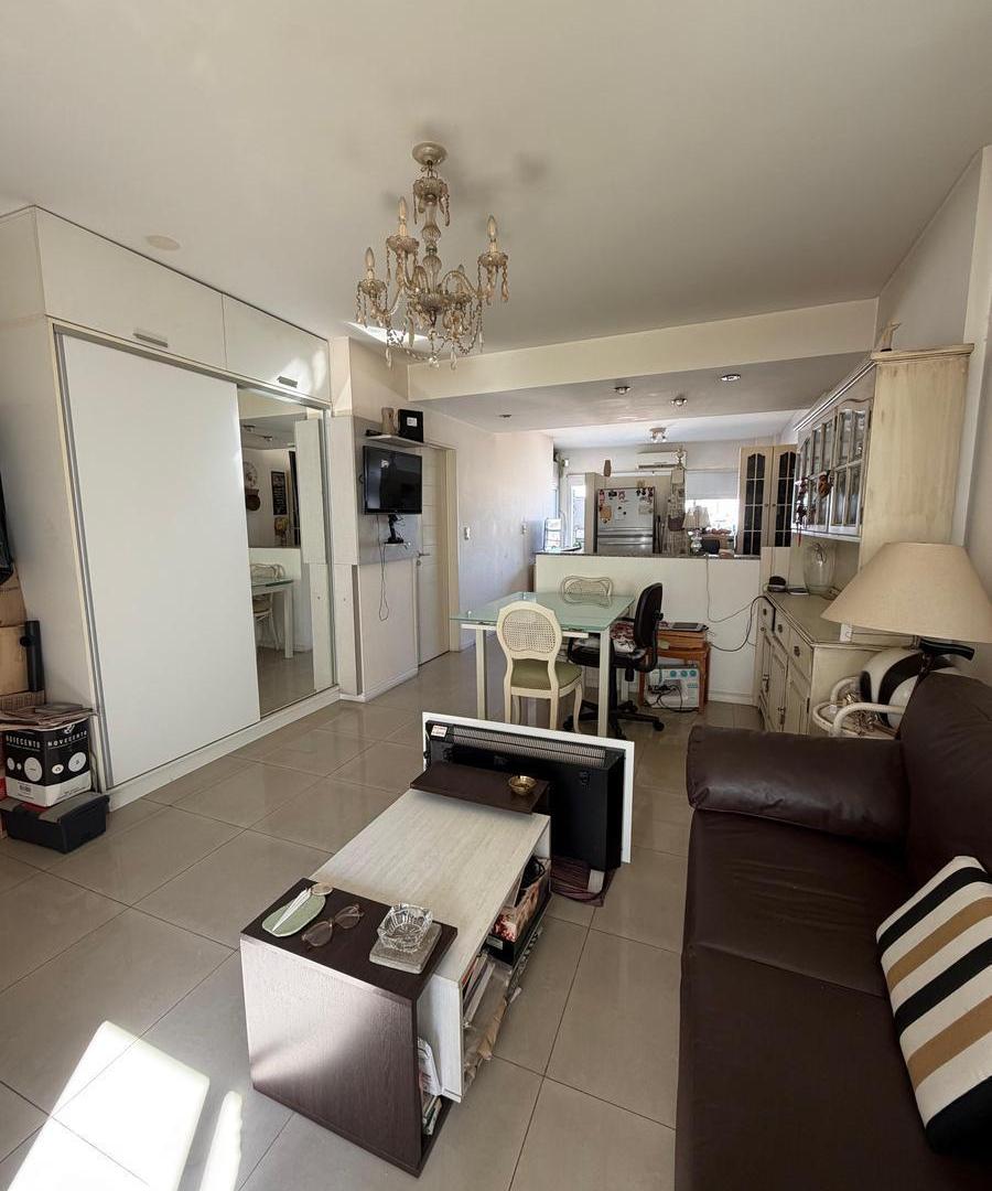 Foto de VENTA - Mono Ambiente divisible con balcon, muy luminoso - Parque, imagen 3