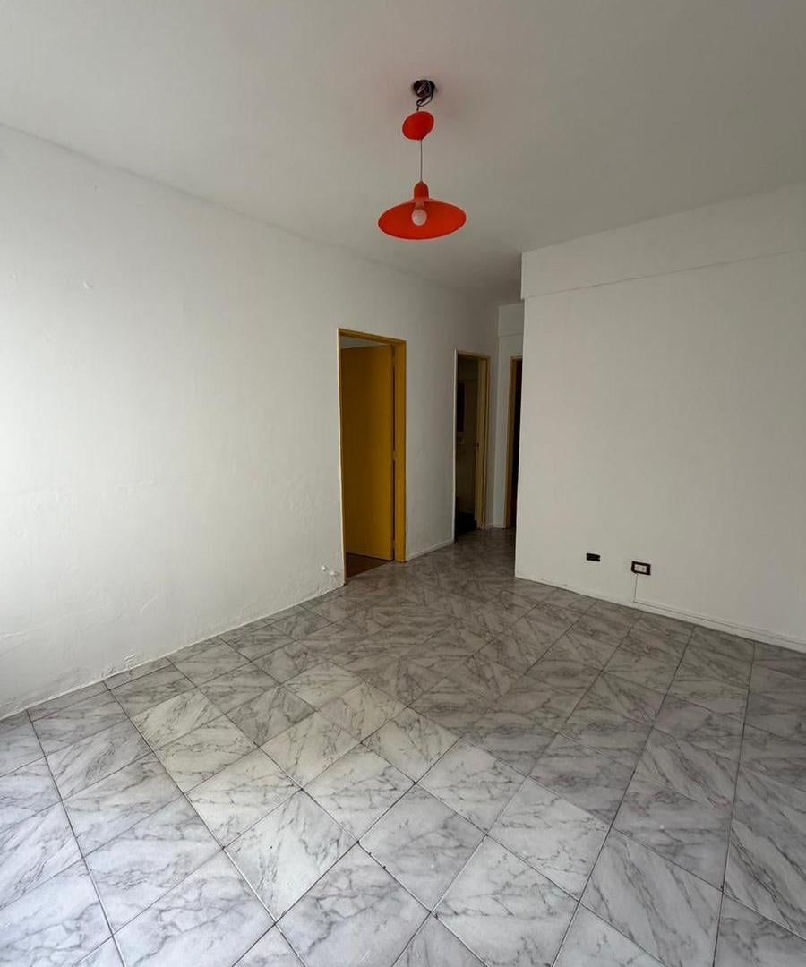 Foto de ALQUILER - Tres Ambientes luminoso - Pompeya, imagen 2