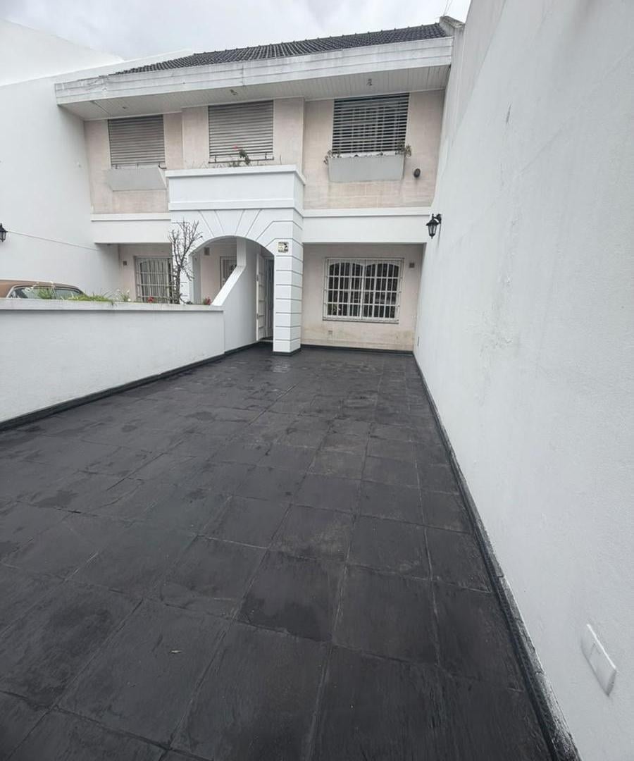 Foto de TRIPLEX EN VENTA DE 215 M2 + DOS COCHERAS + JARDIN Y TERRAZA - Flores, imagen 1