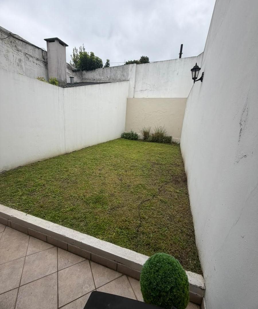 Foto de TRIPLEX EN VENTA DE 215 M2 + DOS COCHERAS + JARDIN Y TERRAZA - Flores, imagen 5