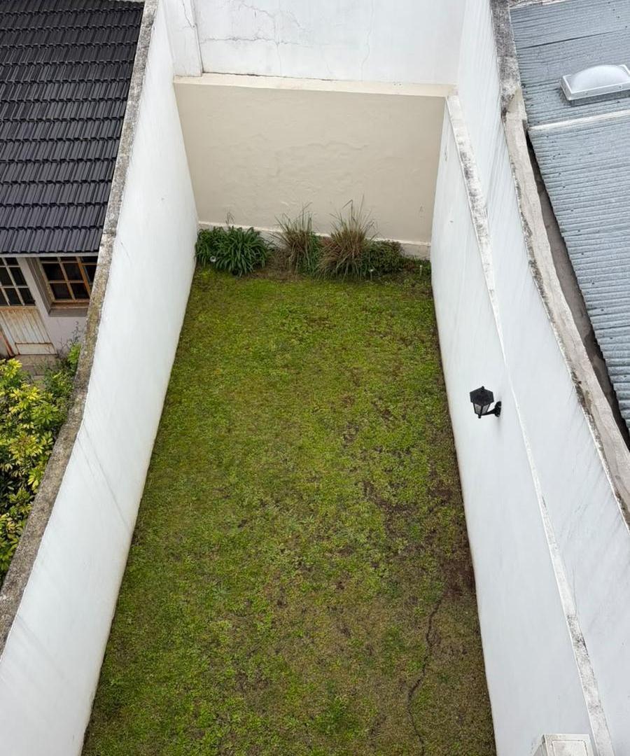 Foto de TRIPLEX EN VENTA DE 215 M2 + DOS COCHERAS + JARDIN Y TERRAZA - Flores, imagen 2