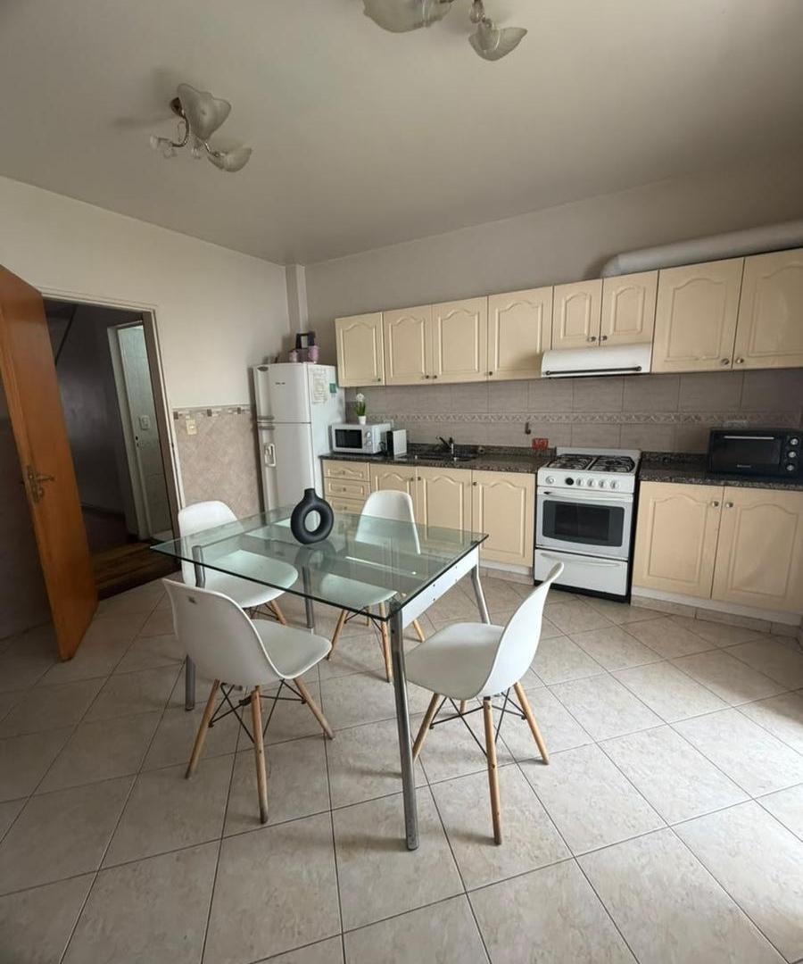 Foto de TRIPLEX EN VENTA DE 215 M2 + DOS COCHERAS + JARDIN Y TERRAZA - Flores, imagen 3