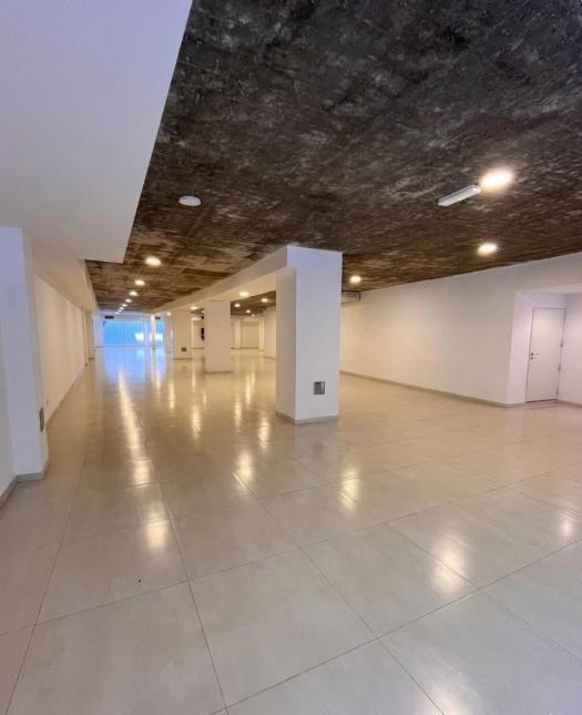 Foto de VENTA O ALQUILER - Amplio local - Gran oportunidad Comercial, imagen 2