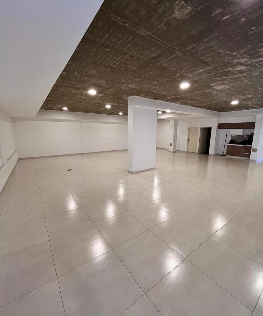 Foto de VENTA O ALQUILER - Amplio local - Gran oportunidad Comercial, imagen 3