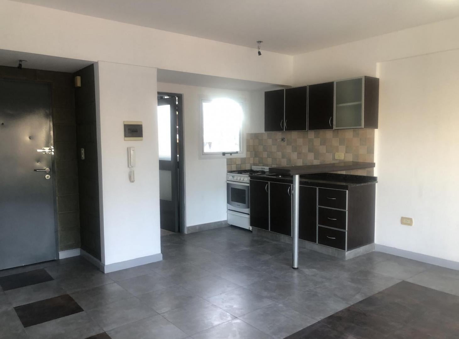 Foto de ALQUILER • LINIERS • AV. LARRAZABAL 100 • DEPARTAMENTO • 2 AMBIENTES, imagen 2