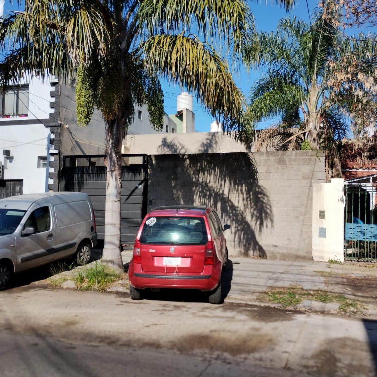 Galpon con Espacio Libre Al Frente P/estacionamiento, O0ficinas y Dependencias 2