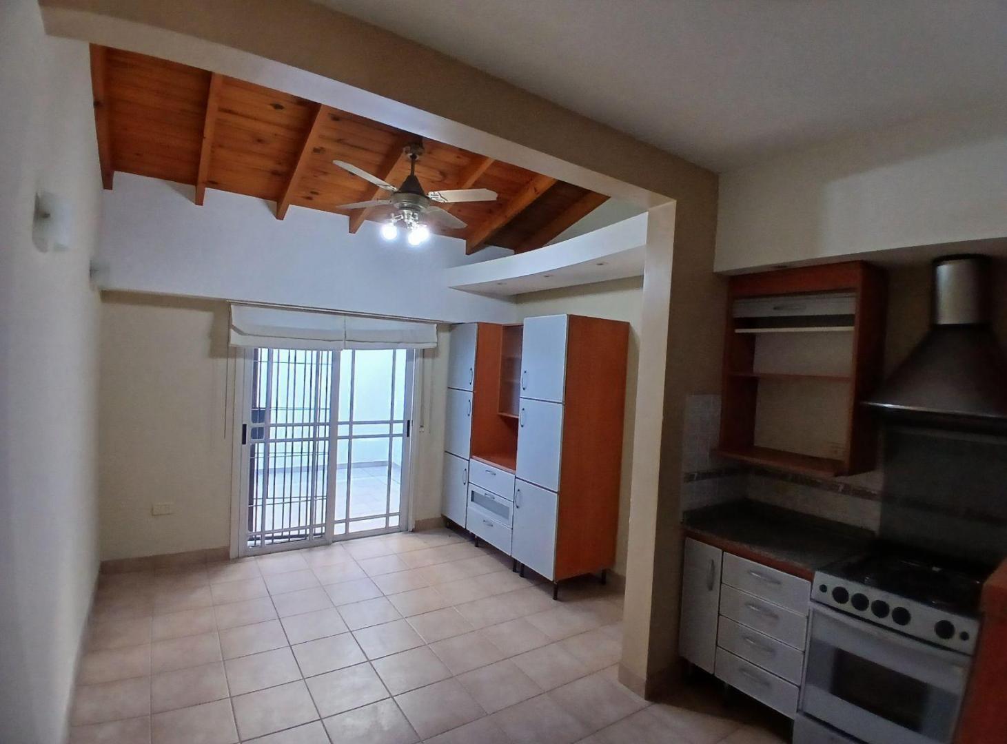 Foto de Triplex 3 ambientes, play room, patio, terraza, entrada de auto. Villa, imagen 1