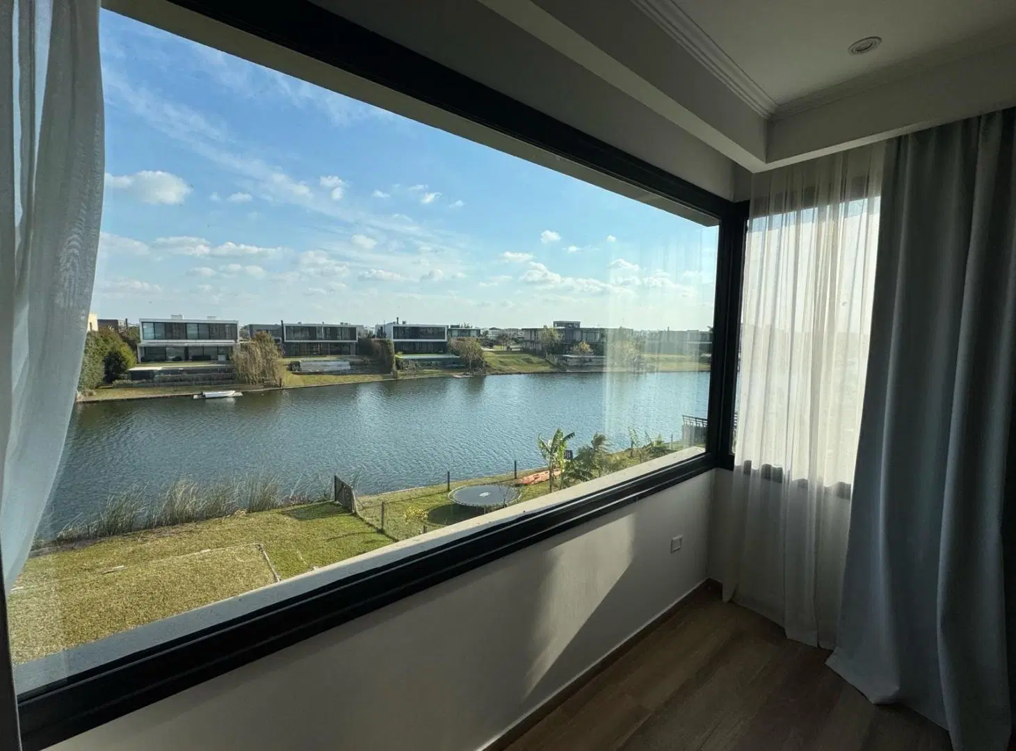 Alquier Casa 5 ambientes mas dependencias barrio Marinas Puertos del Lago 3