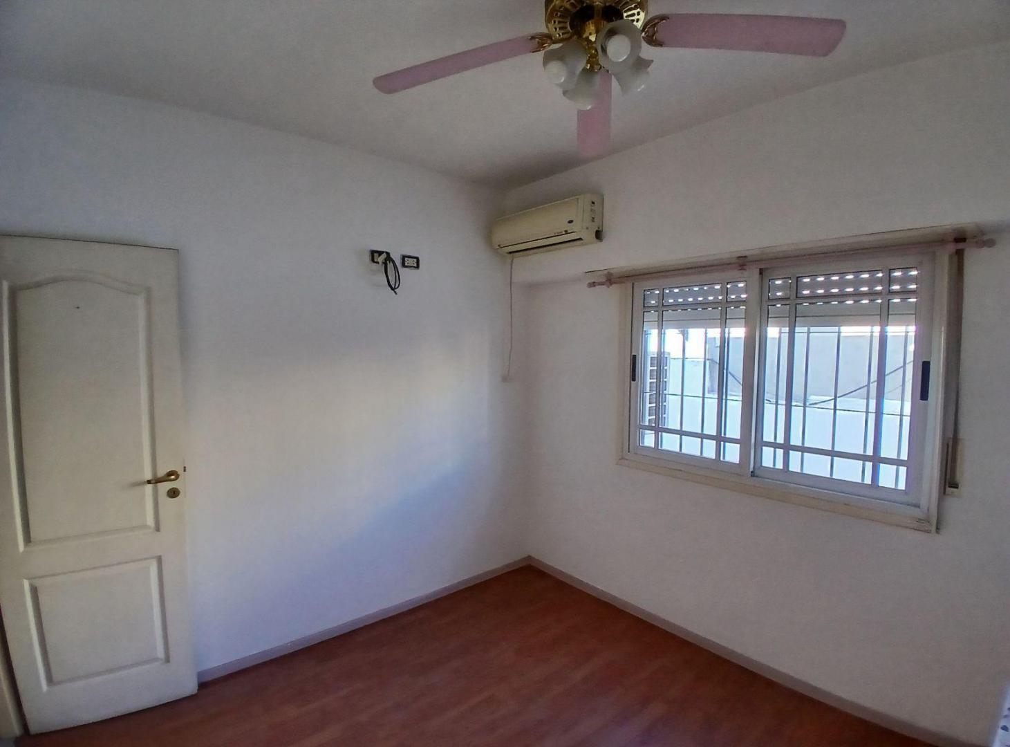 Foto de Triplex 3 ambientes, play room, patio, entrada de auto. Villa Real, imagen 2
