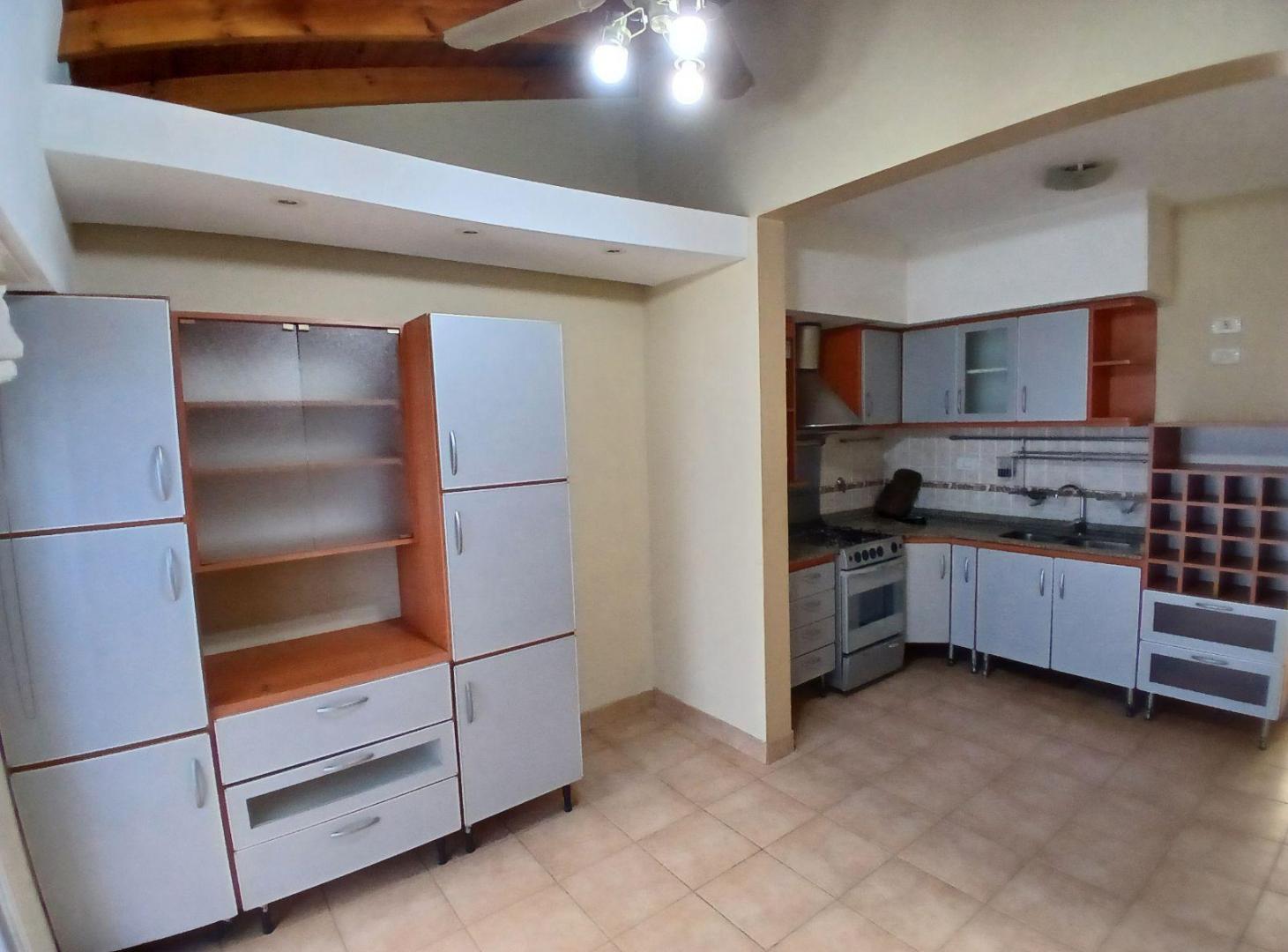 Foto de Triplex 3 ambientes, play room, patio, entrada de auto. Villa Real, imagen 3