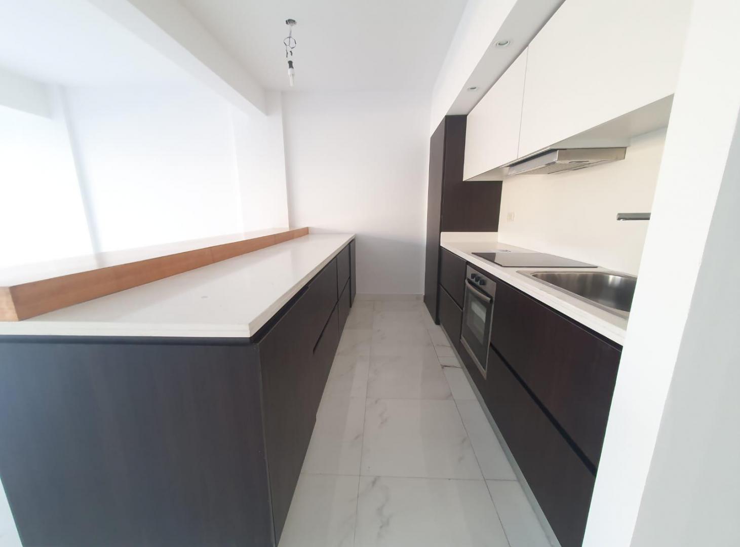 Foto de Alquiler. ampla oficina de 86 m2, en centro comercial Villa del Parque, imagen 1