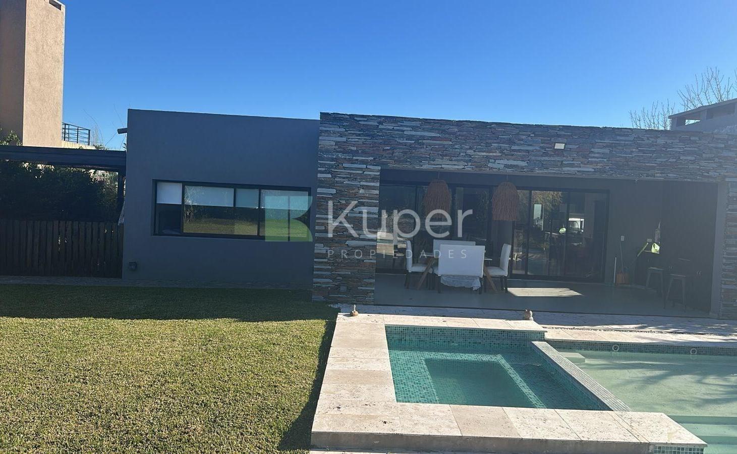 Venta Casa 4 ambientes en Santa Guadalupe, Pilar del Este, Pilar