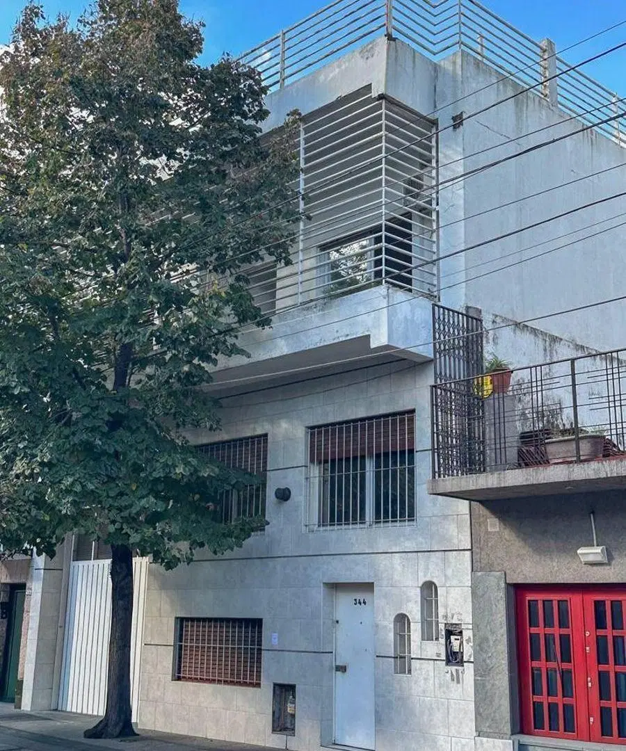 DEPOSITO CON ENTRADA CAMION OFICINAS MAS VIVIENDA 4 AMBIENTES 8
