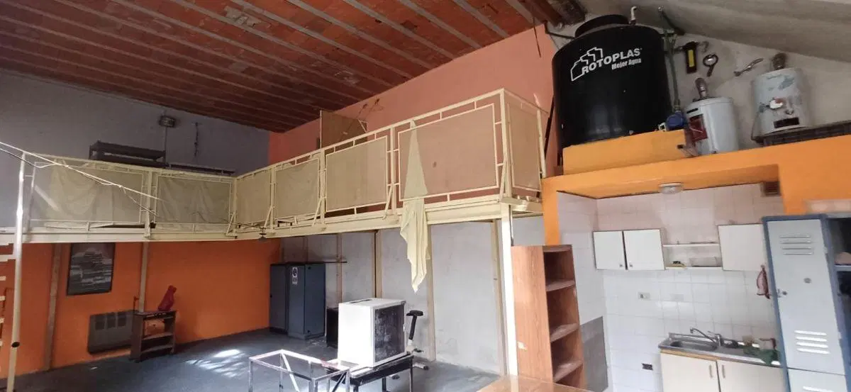 DEPOSITO CON ENTRADA CAMION OFICINAS MAS VIVIENDA 4 AMBIENTES 5