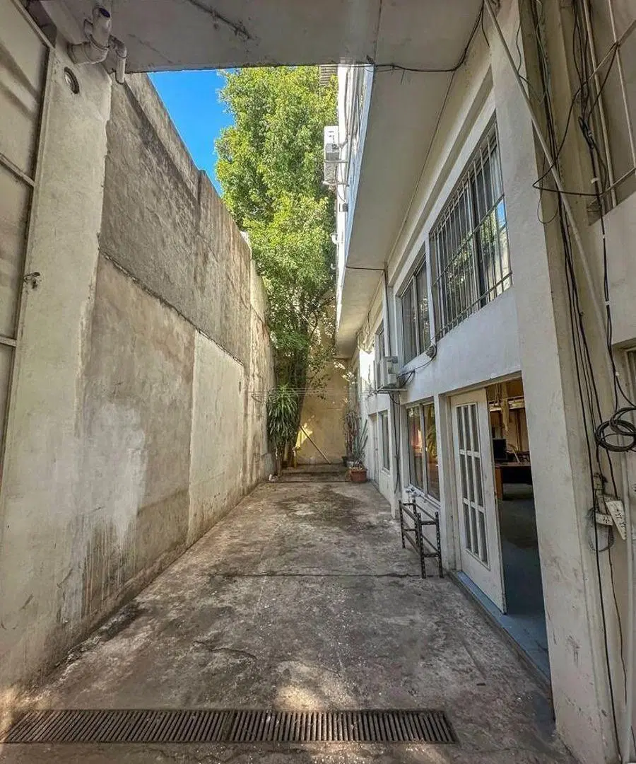 DEPOSITO CON ENTRADA CAMION OFICINAS MAS VIVIENDA 4 AMBIENTES 2