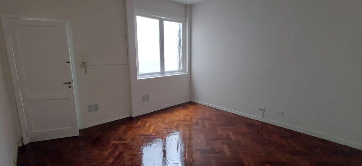 AMPLIO MONOAMBIENTE 2° PISO POR ESCALERA ALMAGRO