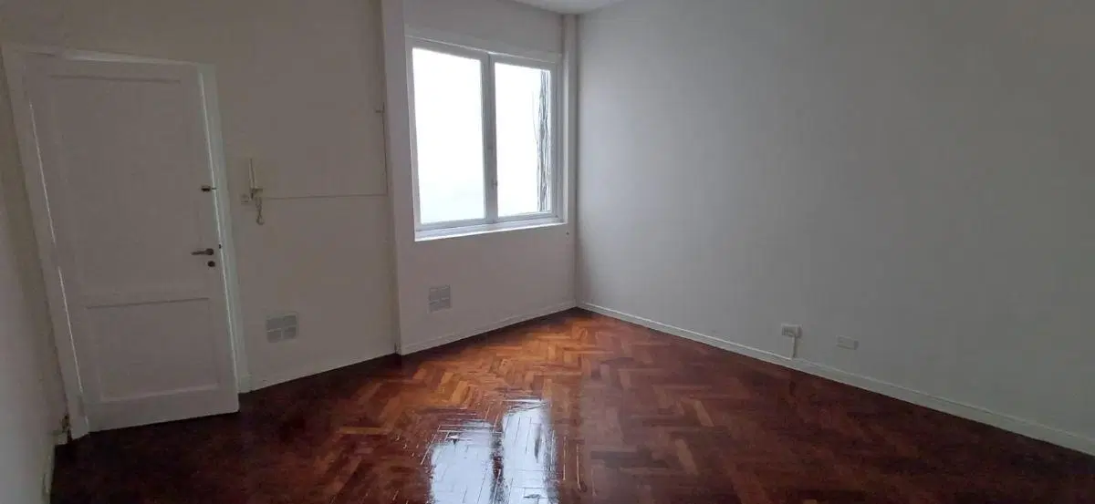 AMPLIO MONOAMBIENTE 2° PISO POR ESCALERA ALMAGRO 3