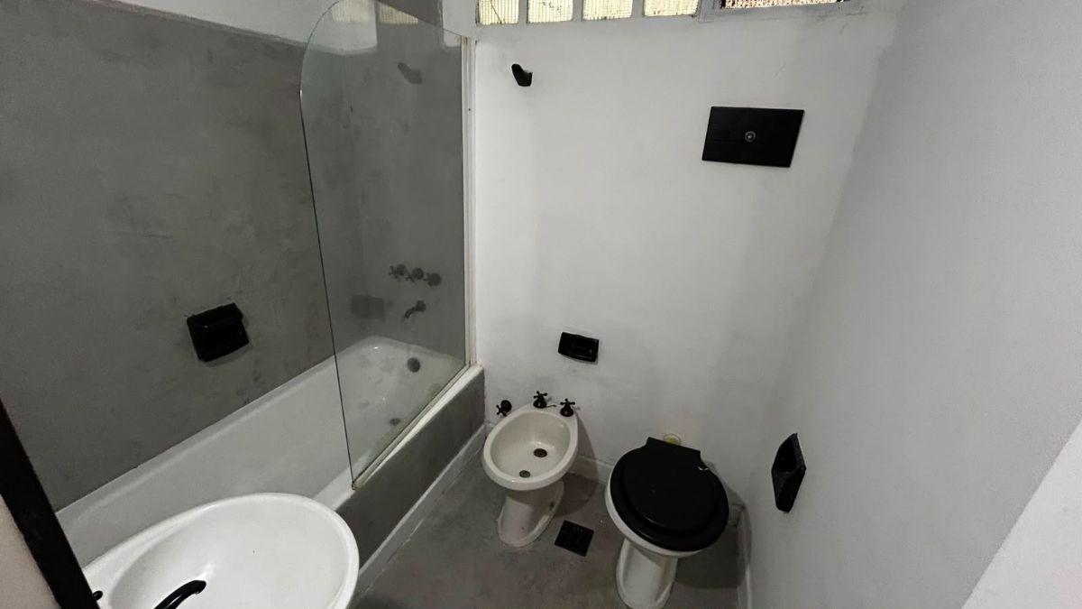 Foto de 2 AMBIENTES RECIEN PINTADO Y PULIDO Y PLASTIFICADO SE ESCUCHA OFERTA!!!, imagen 3