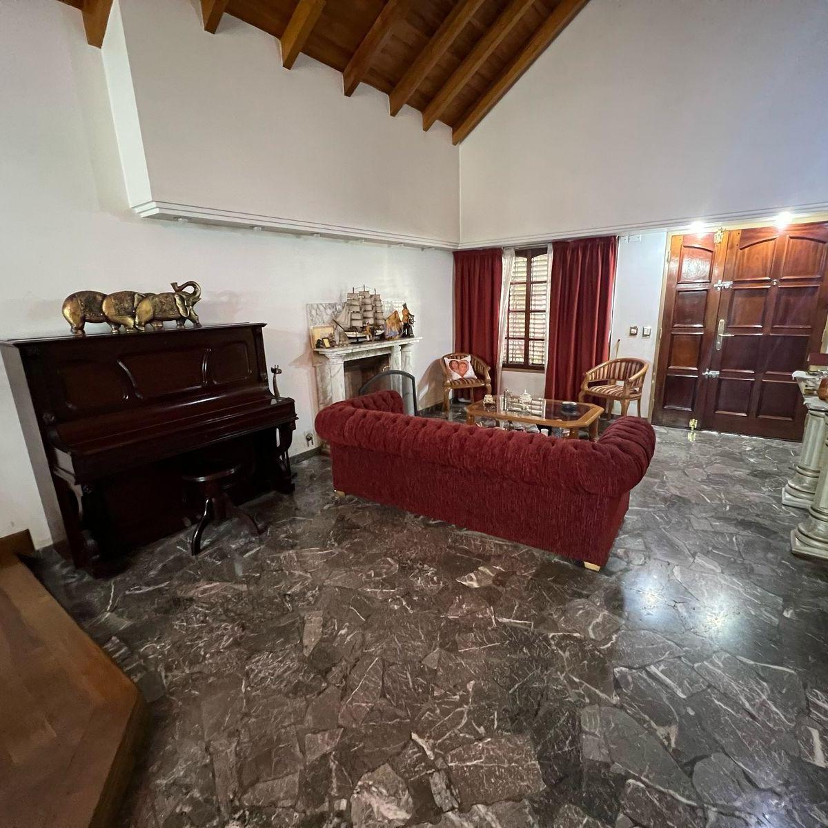 Chalet en 2 Plantas 6 Amb con Dependencia de Servicio 5