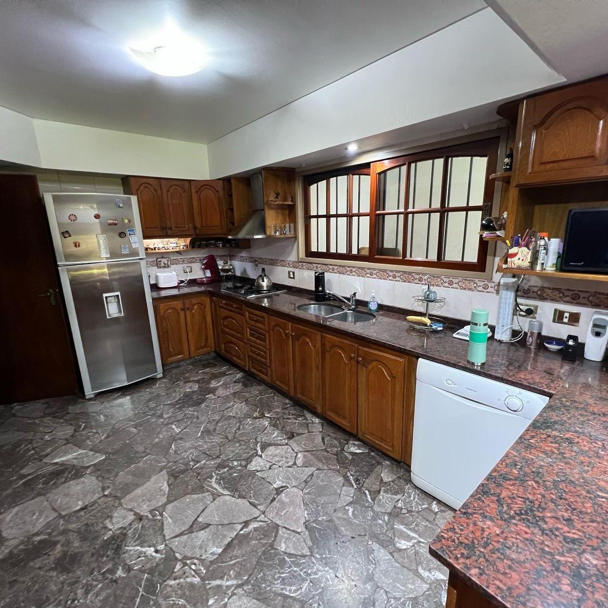 Chalet en 2 Plantas 6 Amb con Dependencia de Servicio 3