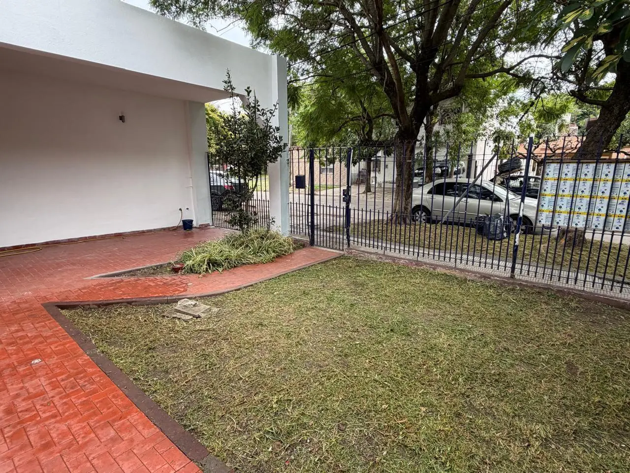 Casa 4 amb con entrada de auto, fondo libre y quincho! 1