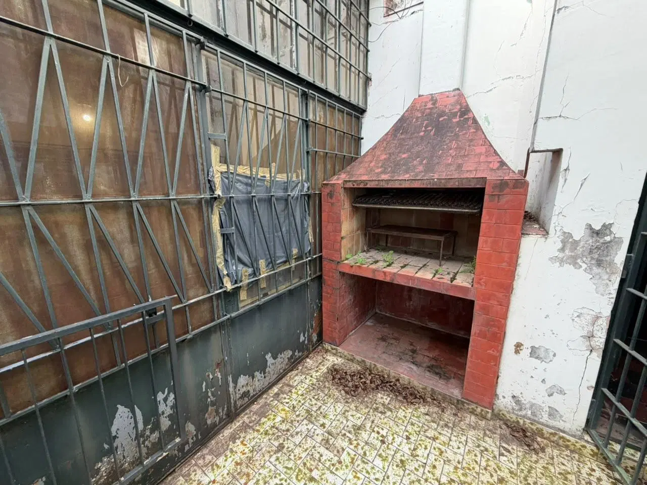Local con vivienda en esquina a reciclar! 2