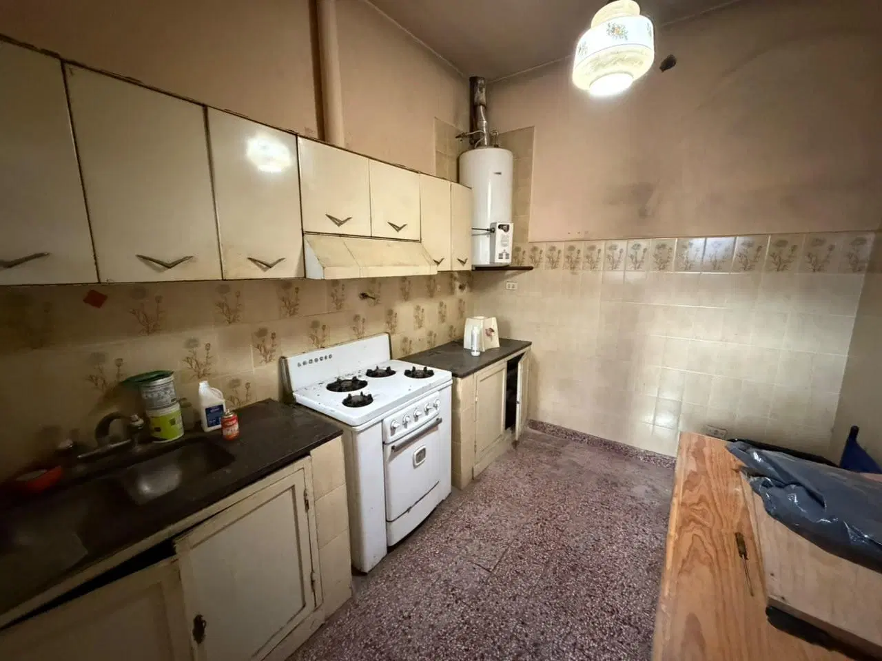 Local con vivienda en esquina a reciclar! 1