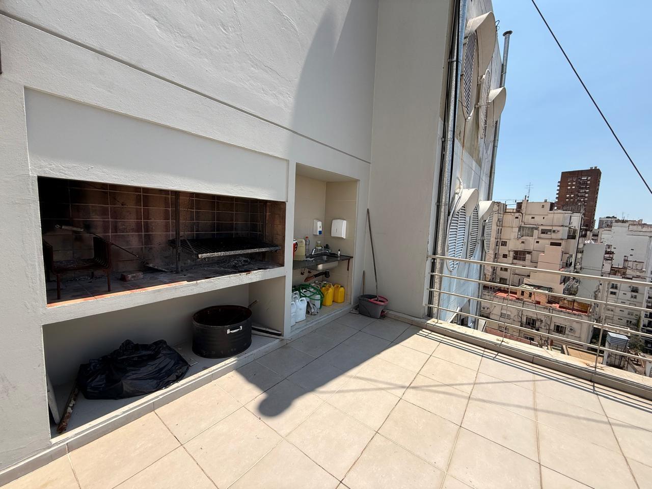 Oficina en piso alto con 2 cocheras con Excelente RENTA - Inquilino: Laboratorio - Zona 10 puntos