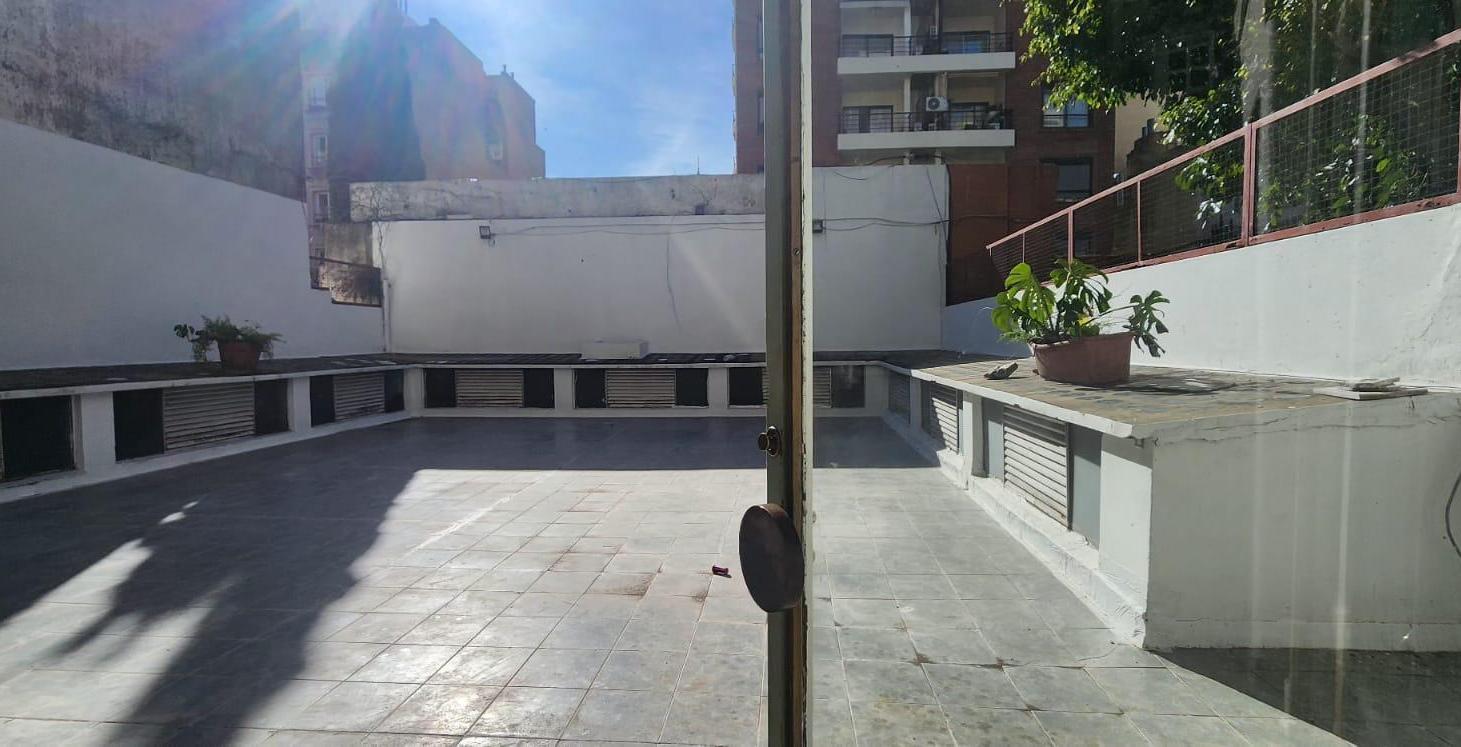 A reciclar - 4 ambientes con gran patio , dependencia y cochera fija
