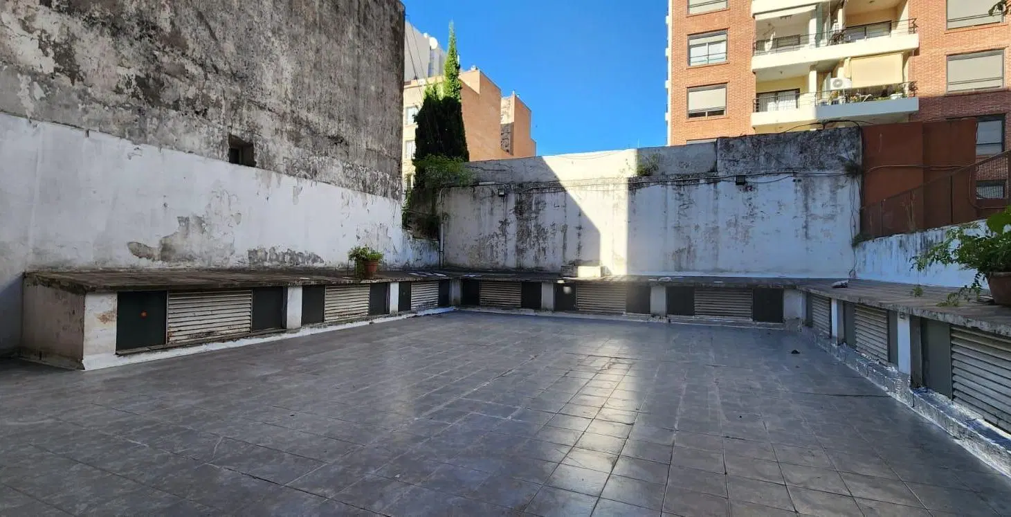 A reciclar -  4 ambientes con gran patio   , dependencia y cochera fija 3