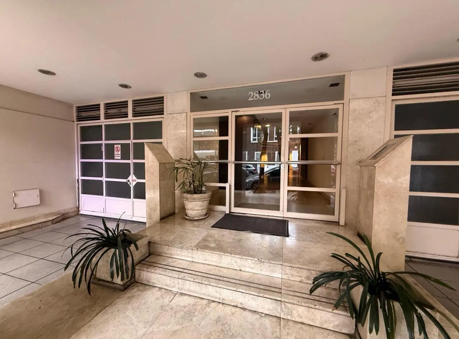 Venta 3 dormitorios en Zona Espectacular con Cochera y baulera en Piso Alto - 1