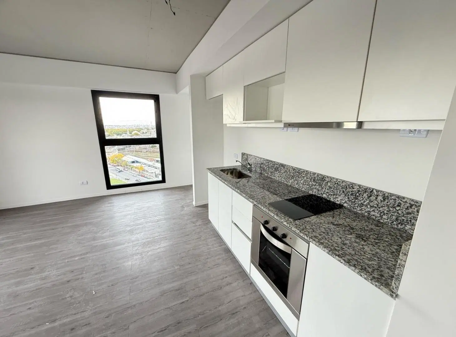 VENTA AMPLIO DOS AMBIENTES - PISO ALTO - BALCON - Constitución - Finochietto 990 - Edificio MOCA II 3